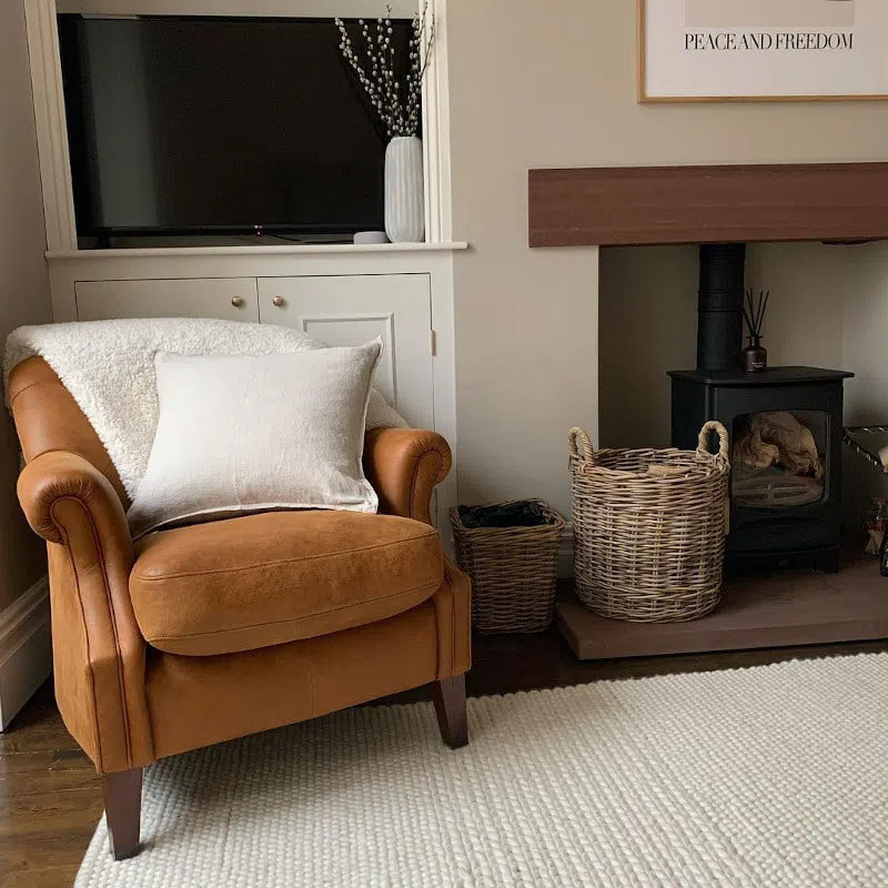 Кожаное кресло в гостиной с цветом Rolling Fog Little Greene