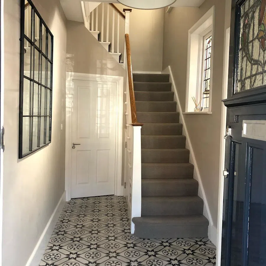 Коридор с лестницей и стенами Little Greene Rolling Fog