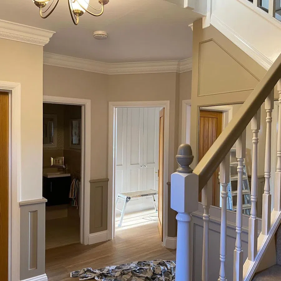 Бежевые стены Rolling Fog Pale в интерьере прихожей