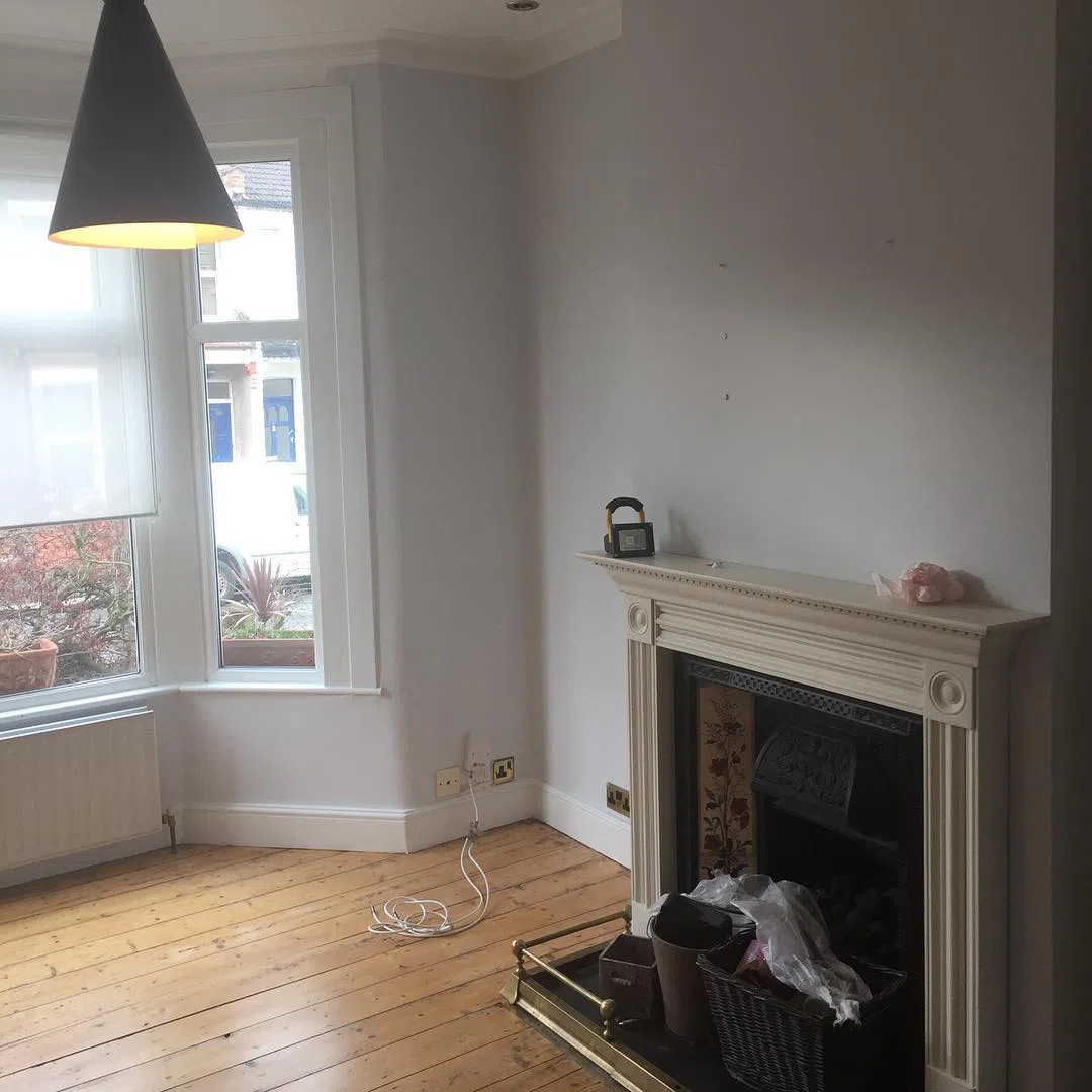 Светло-серый интерьер гостиной Little Greene Shallows 223