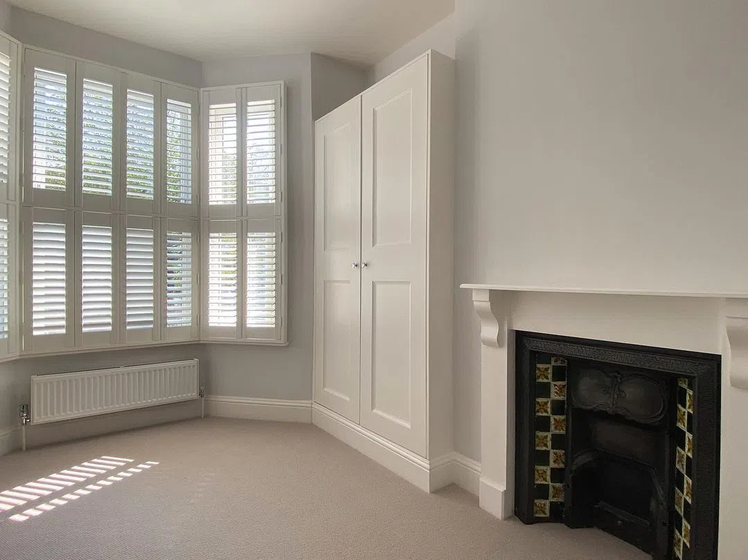 Спальная с камином и серые стены стены Little Greene Wood Ash