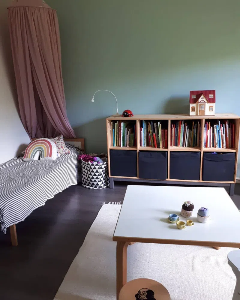 Интерьер детской с зелеными стенами X445 Лидо