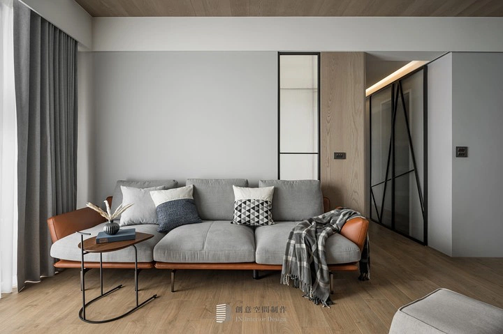 Стильная гостиная с серыми стенами Dulux Light Charcoal