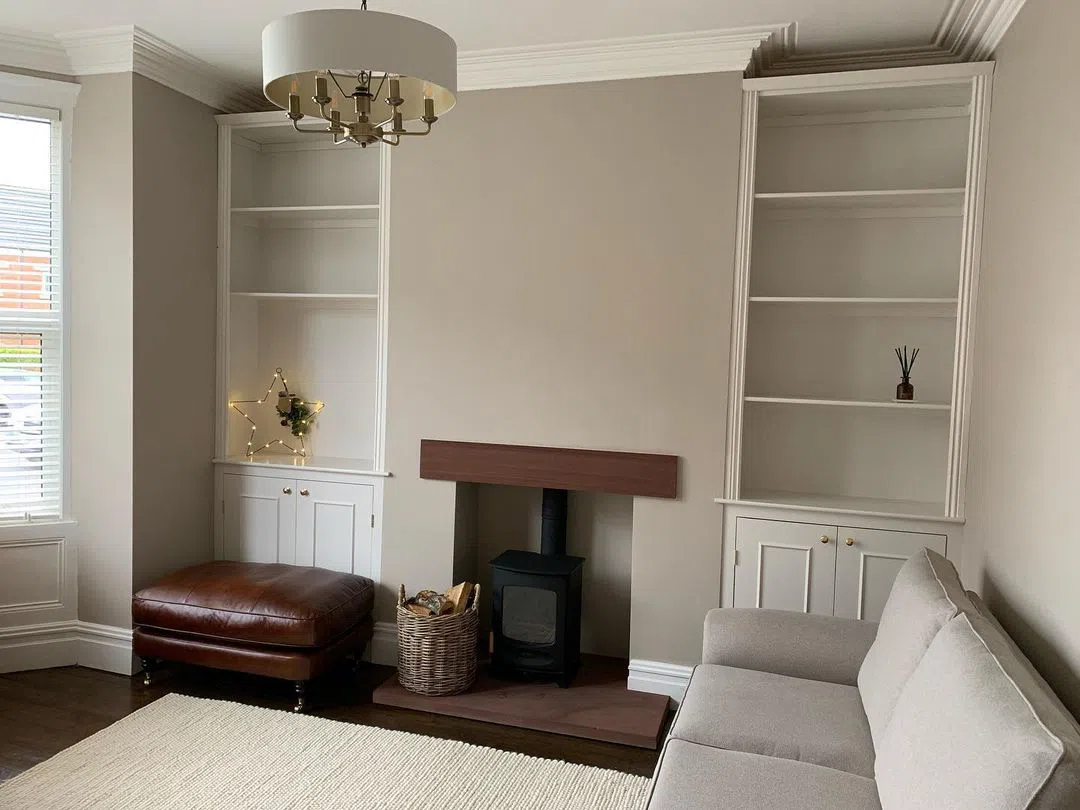 Гостиная с камином и бежевыми стенами Rolling Fog