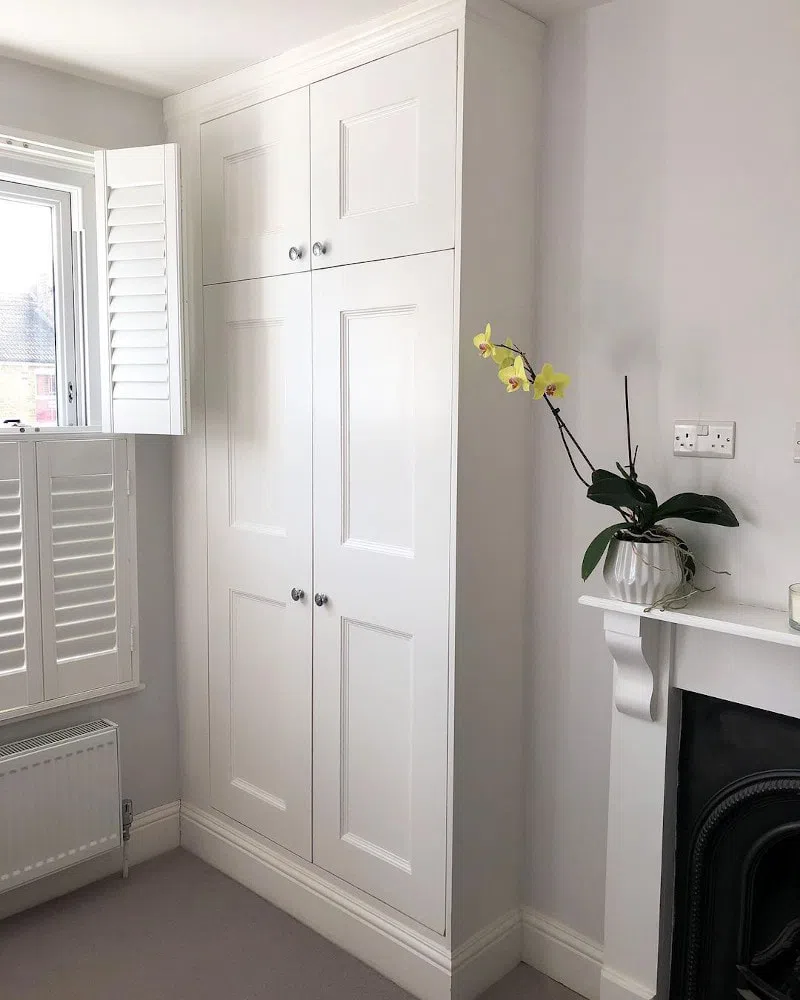 Светло-серые стены с белой мебелью Wood Ash 229