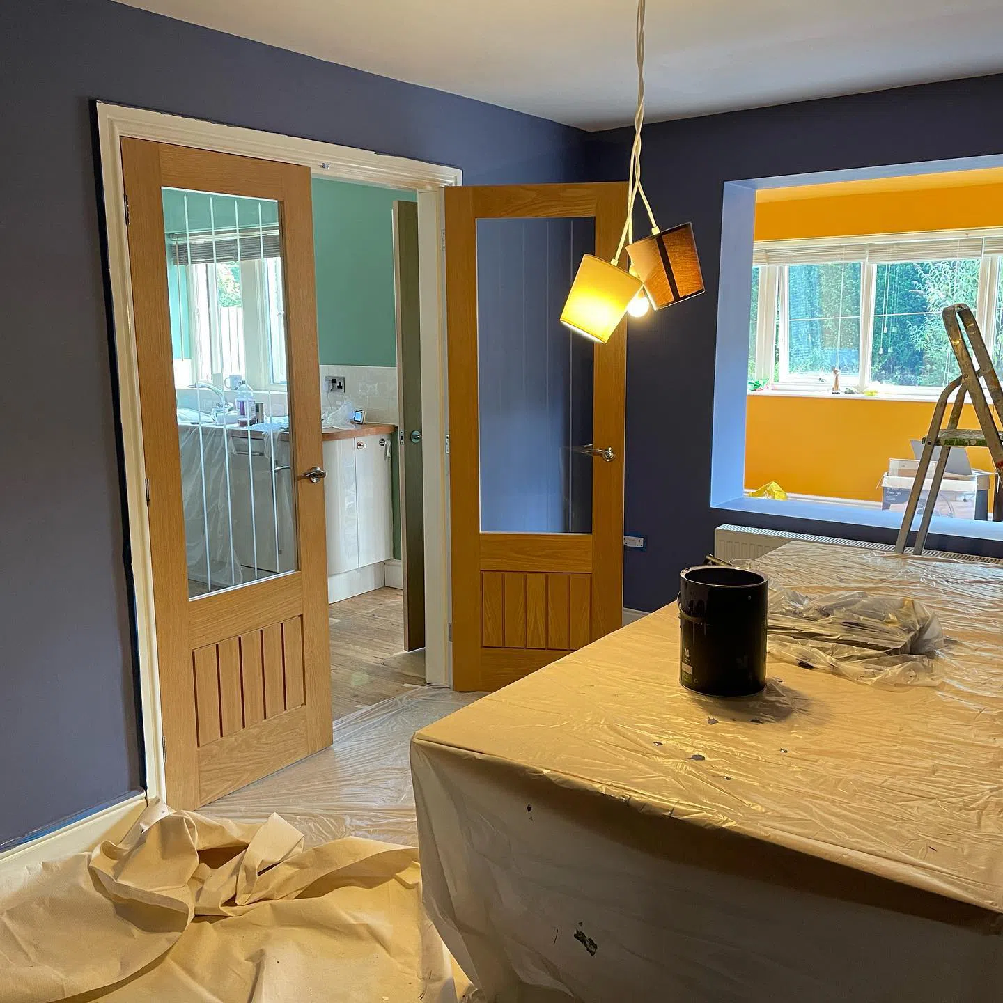 Современный интерьер с краской Little Greene Pale Lupin