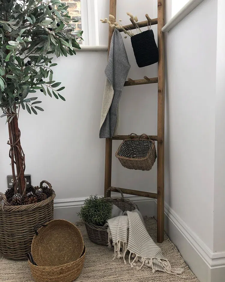 Белый плинтус и белые стены Little Greene Loft White 222