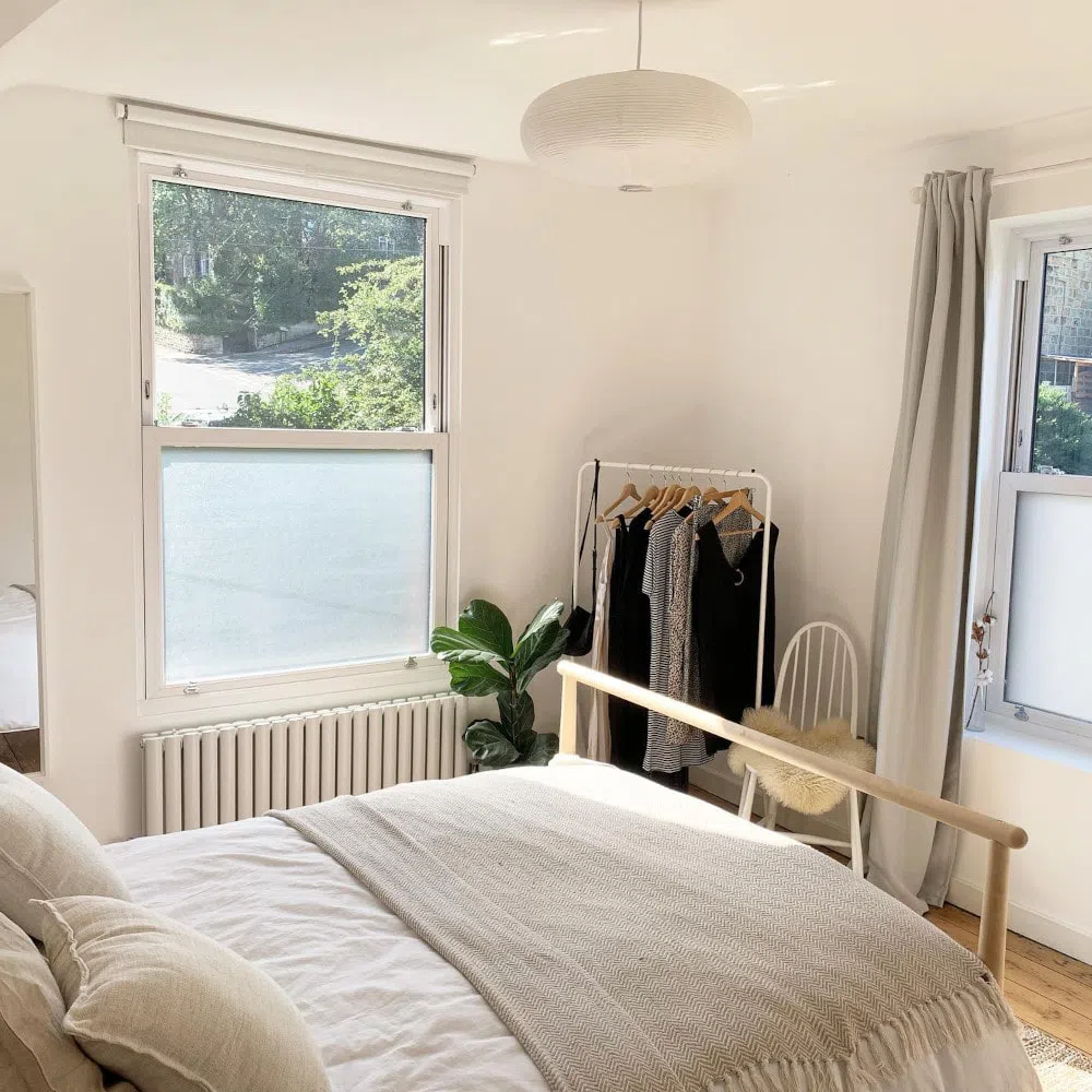 Спальная с белыми стенами Loft White Little Greene