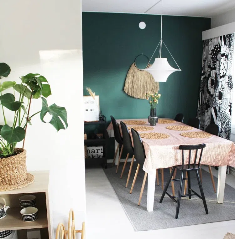 Интерьер в стиле бохо с зеленой стеной M442 Фьорд