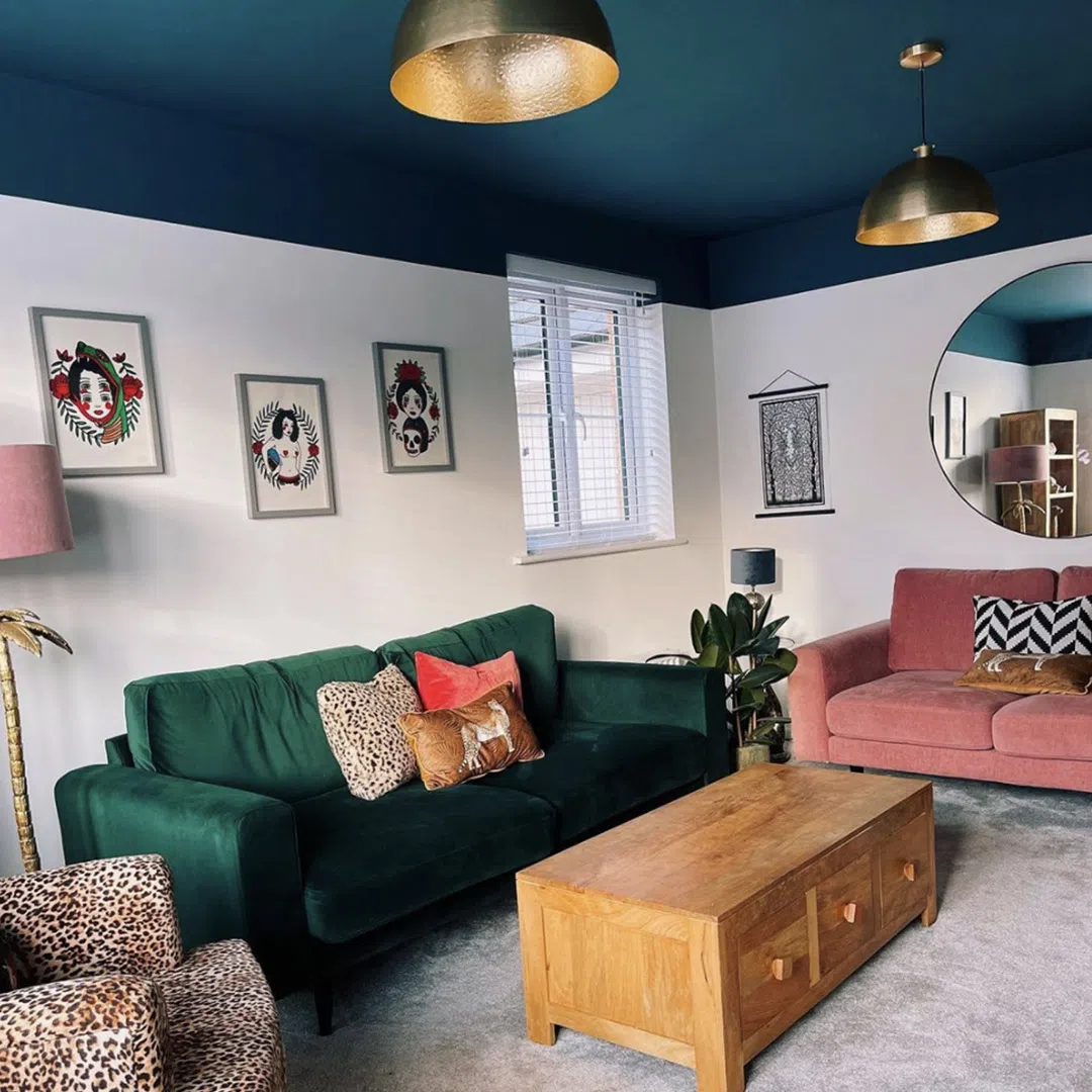 Темный синий потолок Dulux Midnight Teal