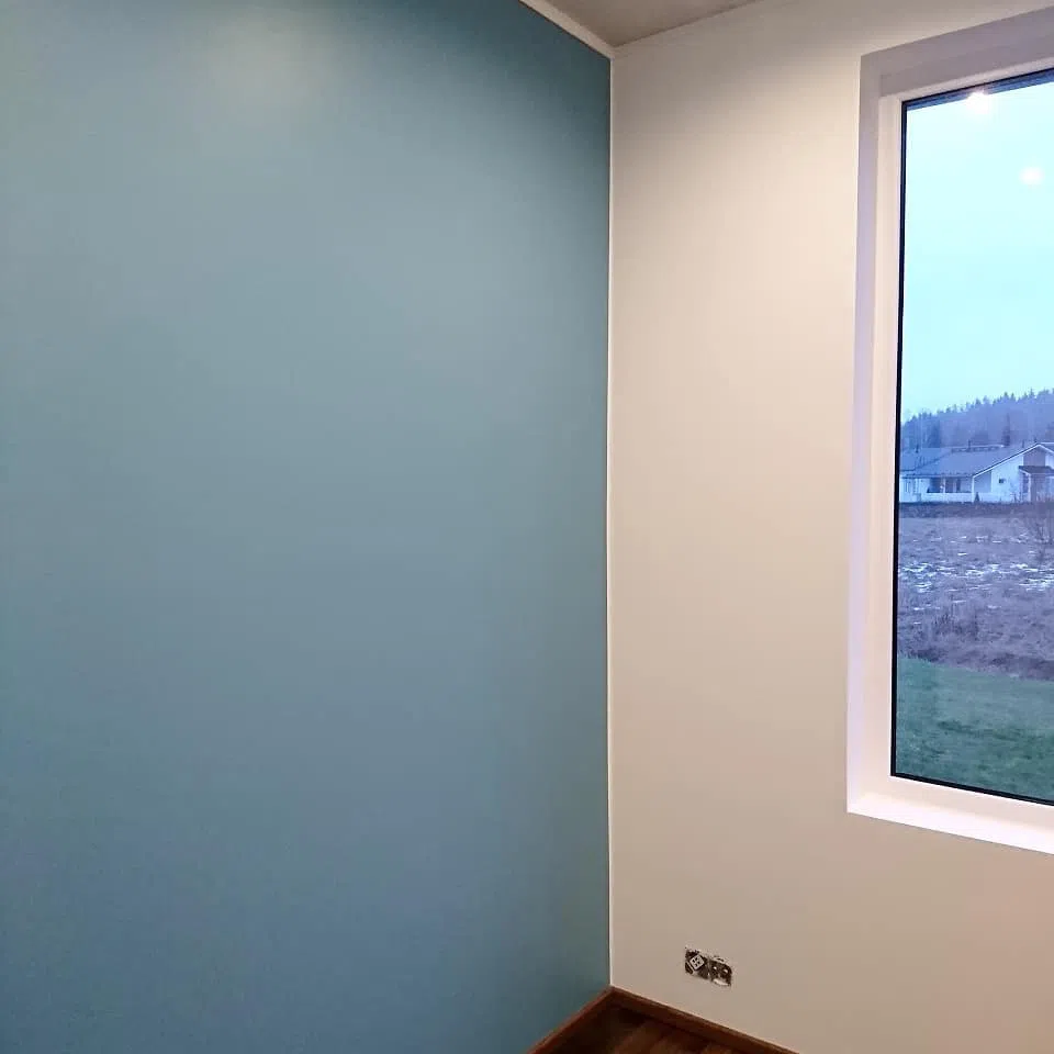 Акцентная синяя стена Tikkurila Мозаика