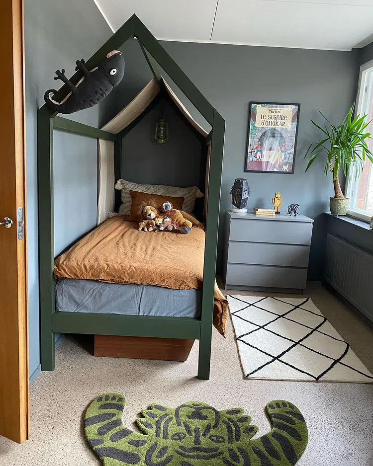 Детская комната с серыми стенами Tikkurila Миндаль