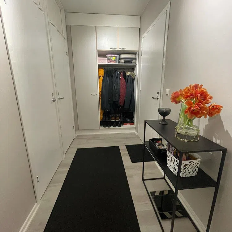 Интерьер с белыми дверьми и бежевыми стенами Tikkurila G481