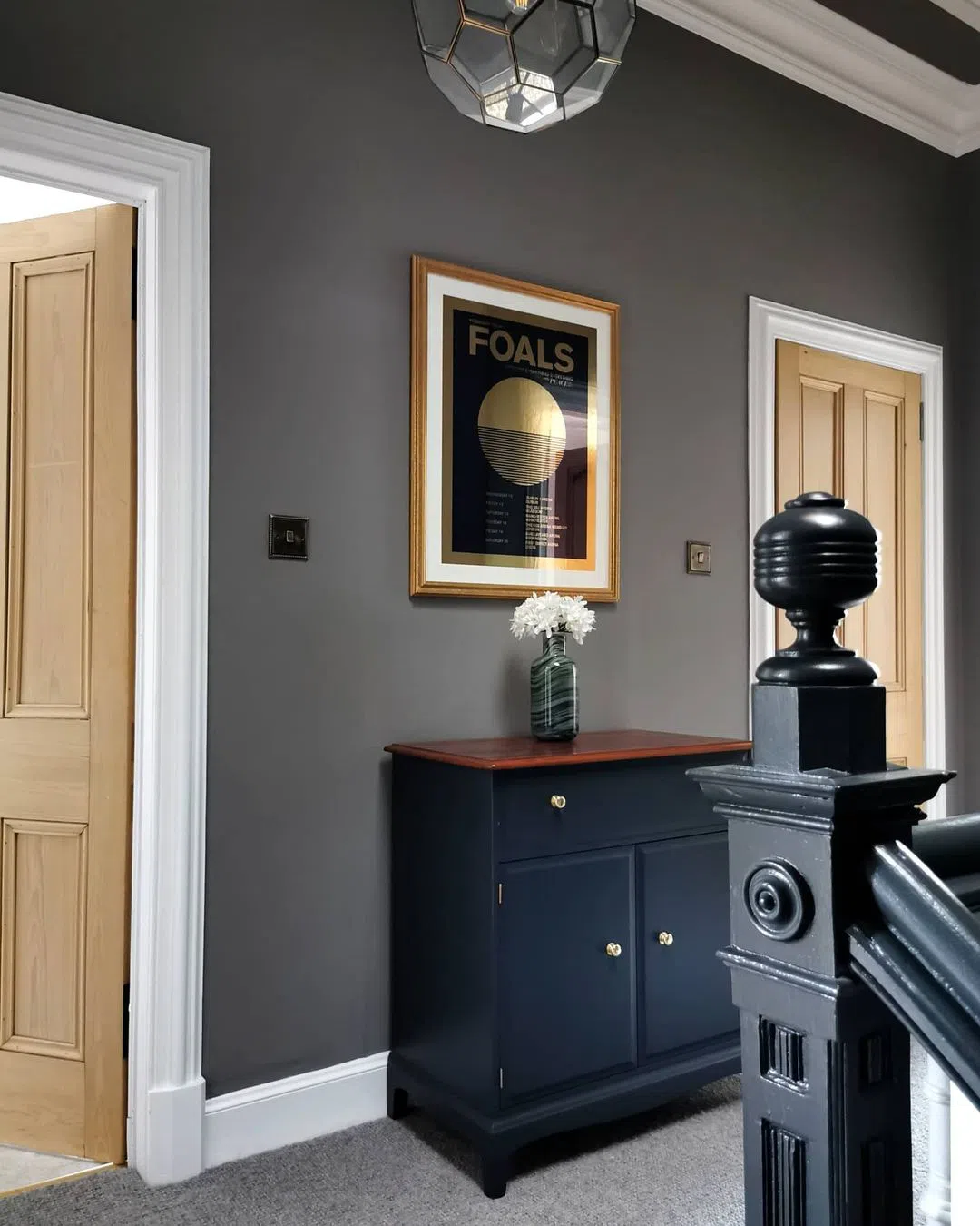 Farrow and Ball Mole's Breath  в темном сером интерьере