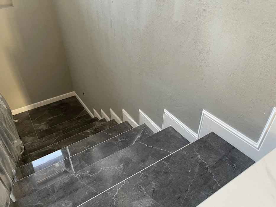 Серый цвет в коридоре Тиккурила V487