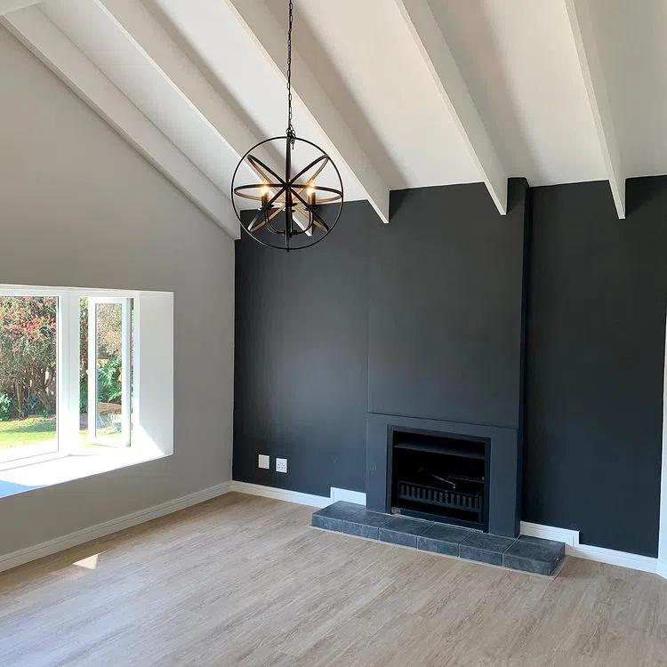 Акцентная черная стена в гостиной и люстра в стиле лофт