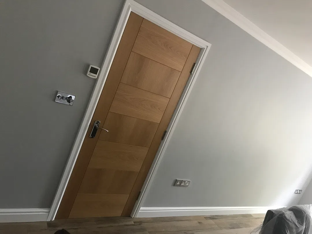 Интерьер в американском стиле с серыми стенами