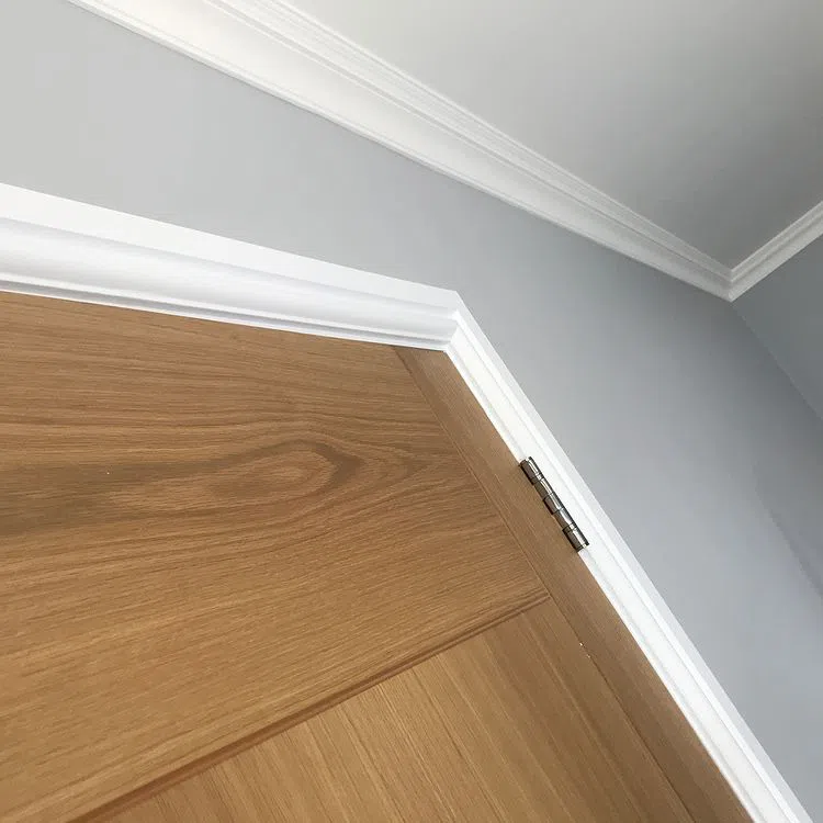 Сочетание серых стен с деревянной дверью и белой коробкой