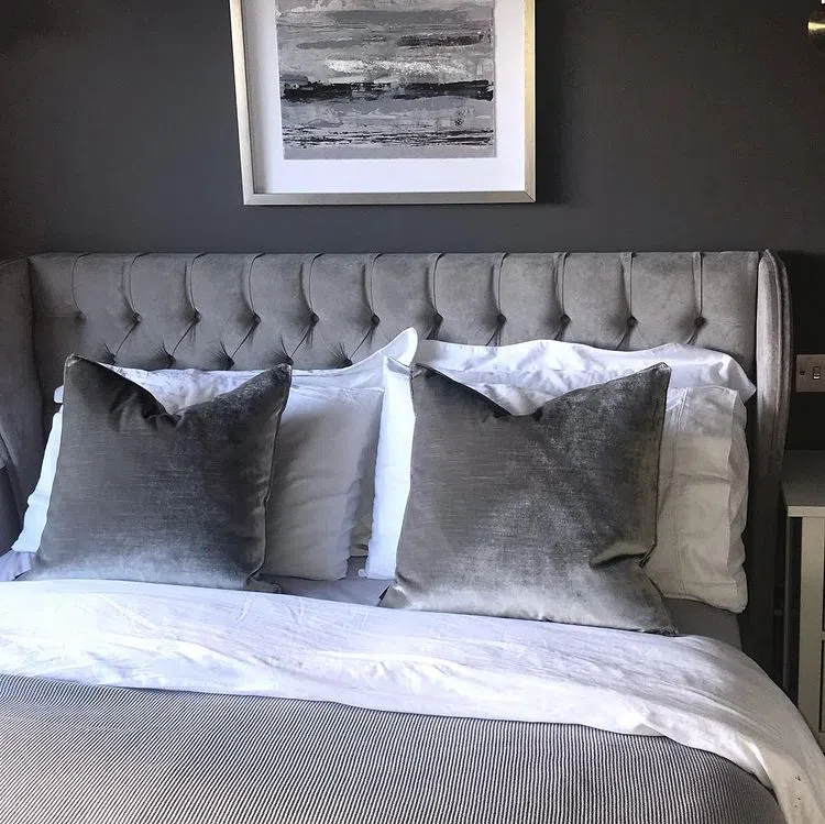 Спальная с серыми стенами и кровать с серым изголовьем
