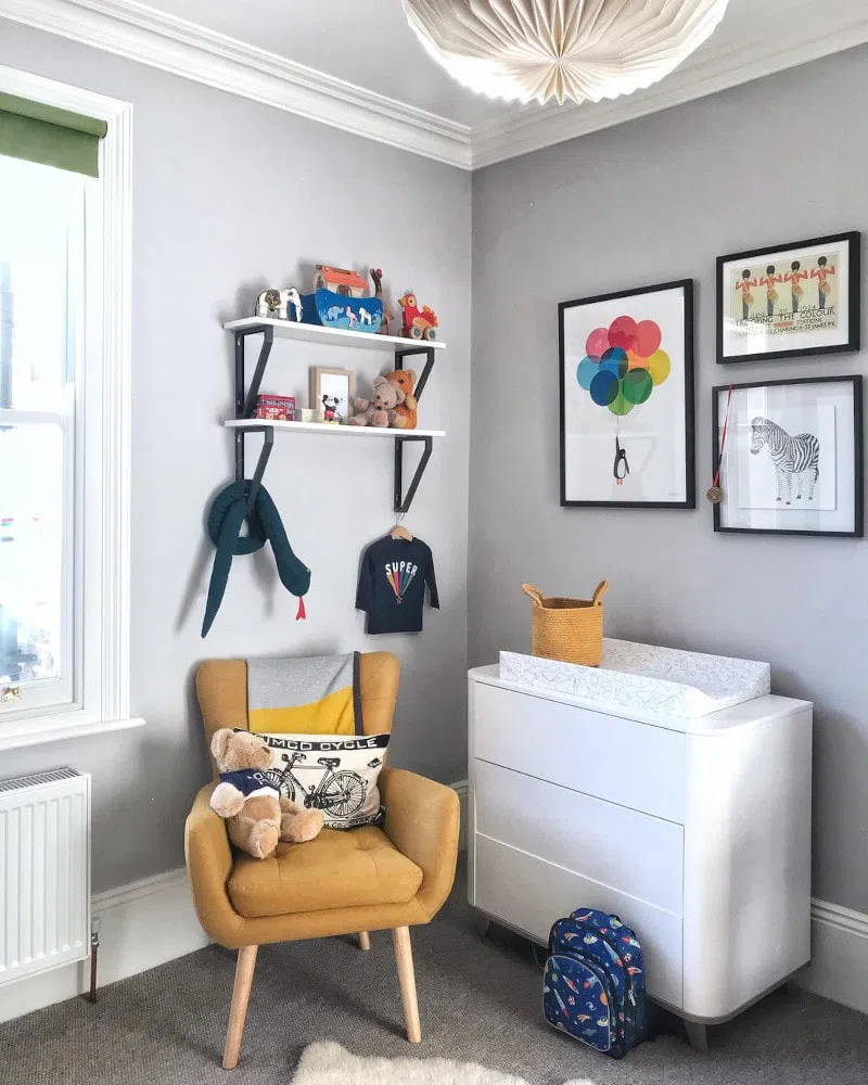 Интерьер с серыми стенами Night Jewels 5 и желтым креслом