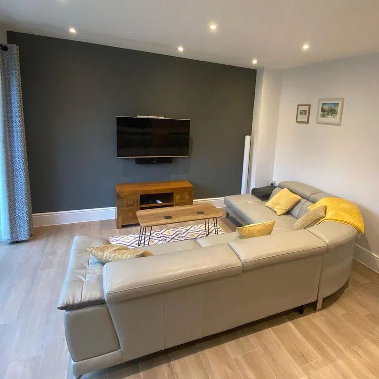 Интерьер с серой акцентной стеной Night Jewels 3