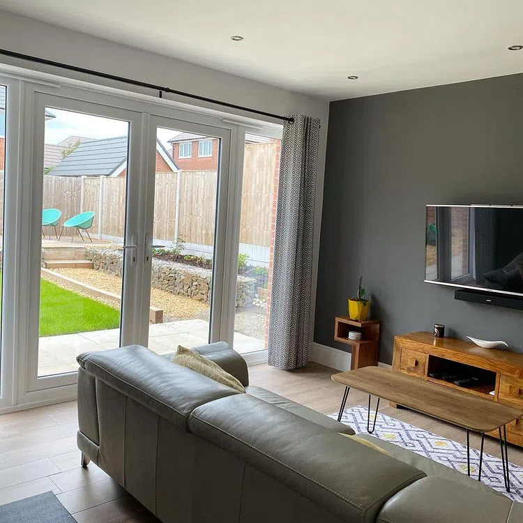 Интерьер гостиной с серой стеной Night Jewels 3