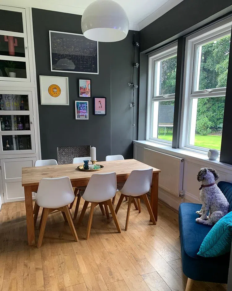 Интерьер с темными серыми стенами Night Jewels 2