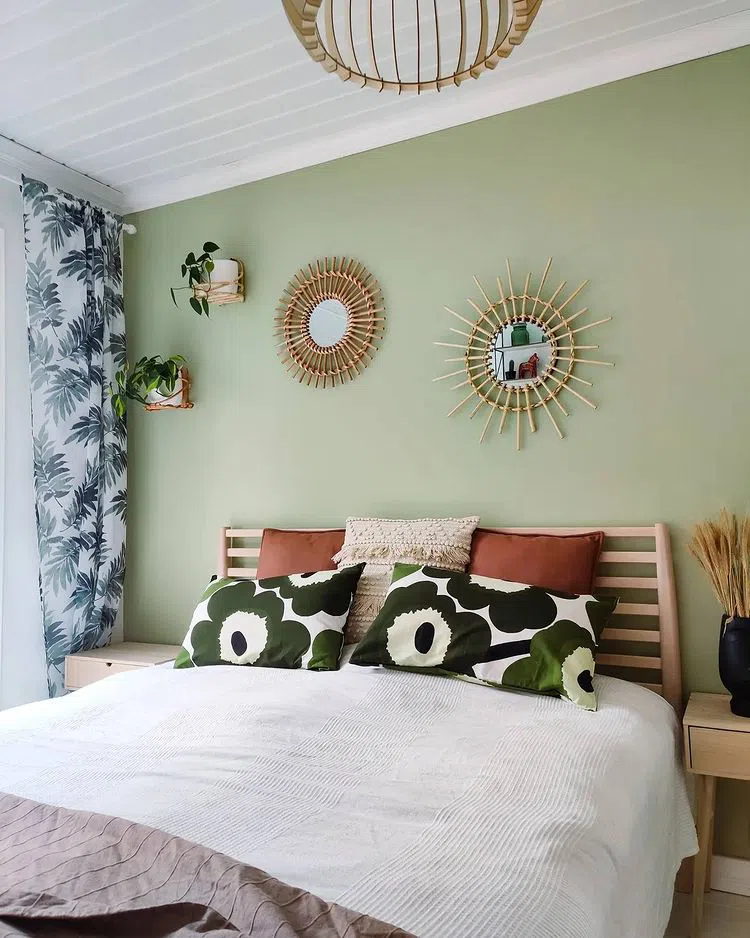 Фото цвета Tikkurila V386 Нил с зеркалами из ротанга