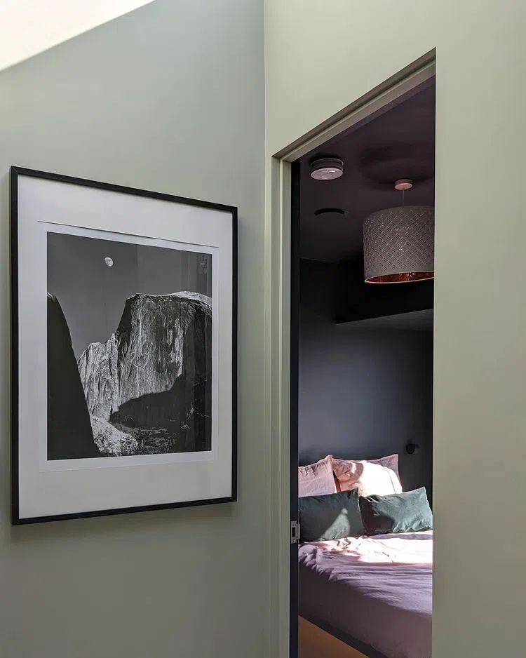 Интерьер в минимализме с фисташковыми стенами Normandy Grey