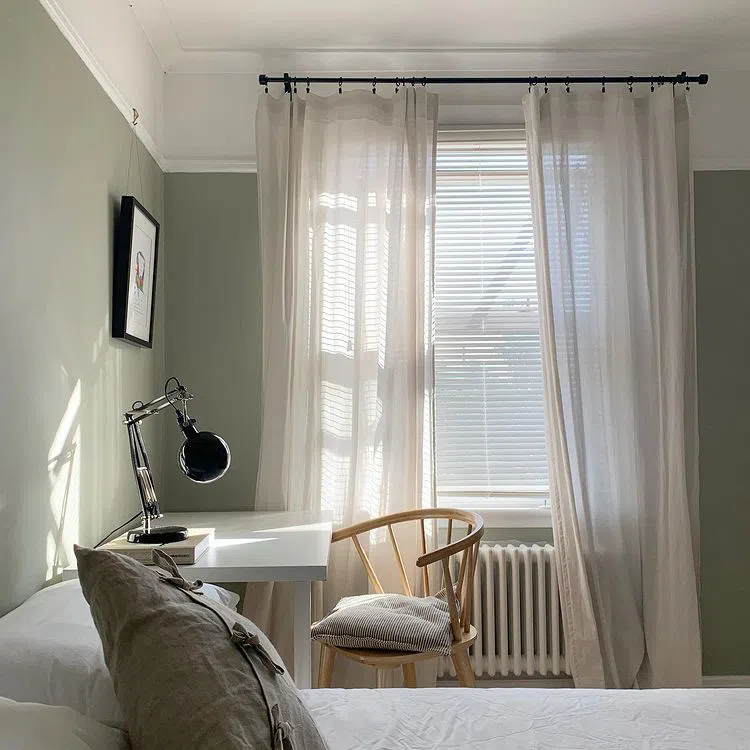 Скандинавский интерьер с зелеными стенами Normandy Grey