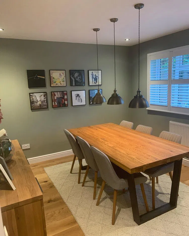 Столовая с зелеными стенами Normandy Grey