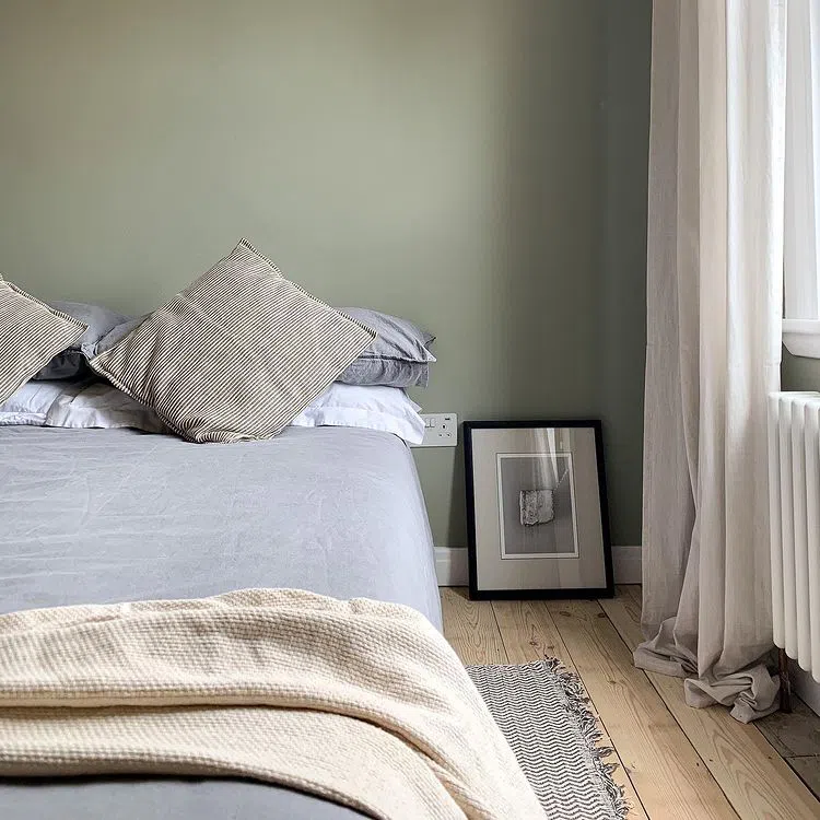 Спальная с фисташковыми стенами Normandy Grey