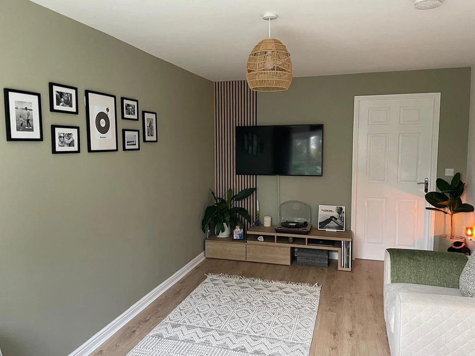 Dulux Overtly Olive 70YY 43/113 фисташковая гостиная