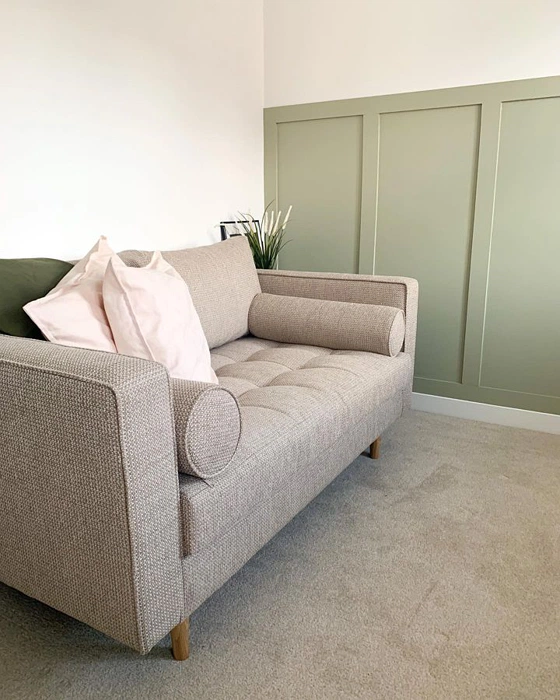 Dulux Overtly Olive в интерьере гостиной