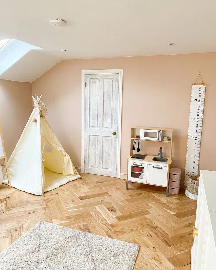 Фото детской в скандинавском стиле с розовыми стенами Setting Plaster