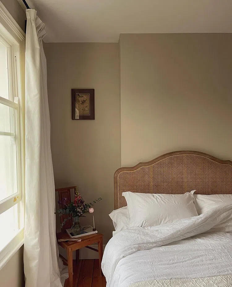 Бежевый скнадинавский интерьер Farrow and Ball Shaded White