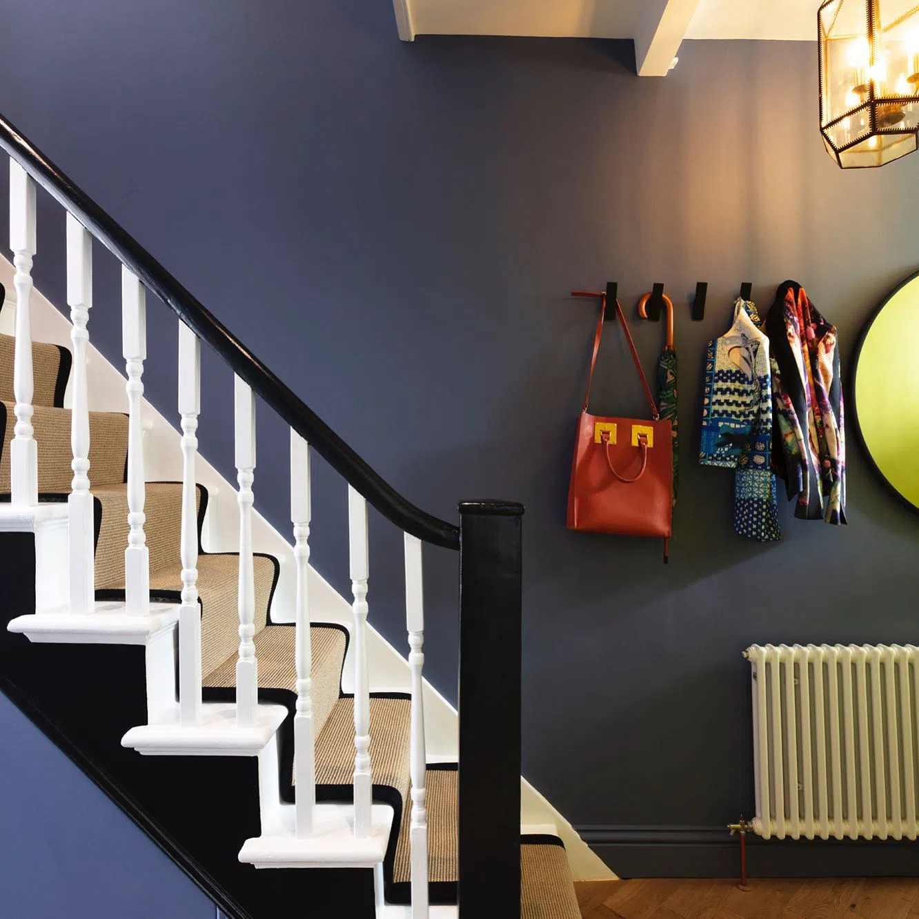 Фото приглушенного синего цвета краски Little Greene Pale Lupin