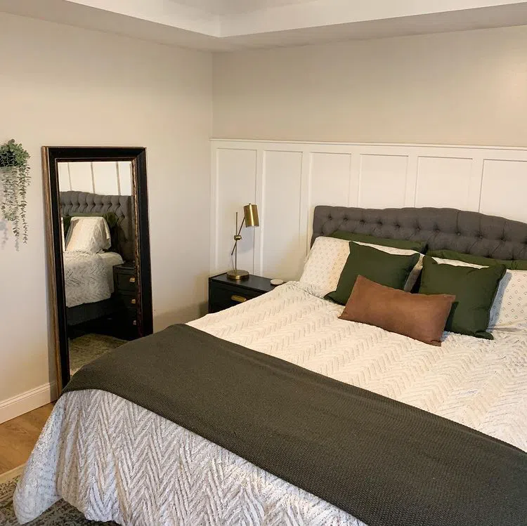 Уютная спальная с серым бежевым Benjamine Moore Pale Oak