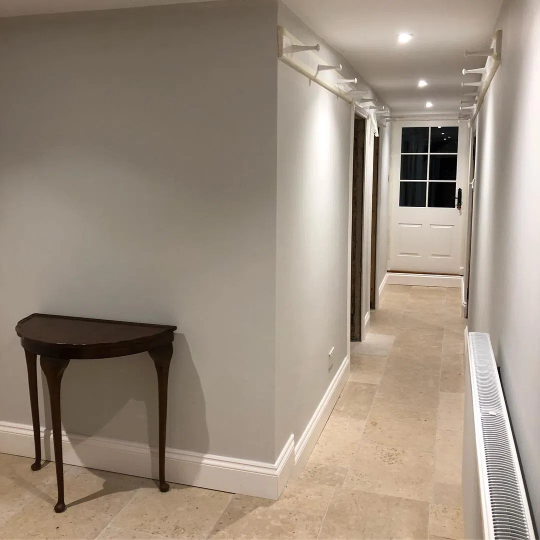 Коридор с серыми стенами Little Greene French Grey Pale