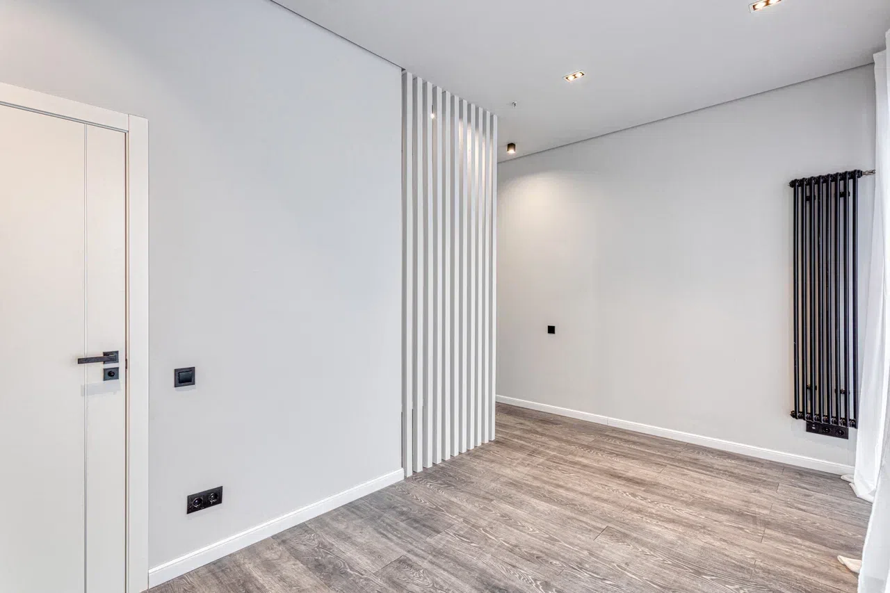 Серая комната с крашеными рейками Dulux 50GY 72/012