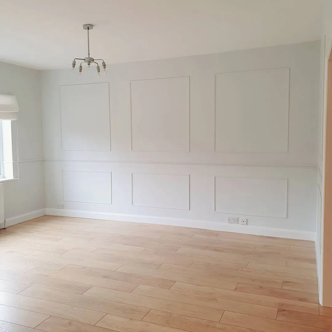 Молдинги с белыми стенами в интерьере Farrow and Ball Wevet