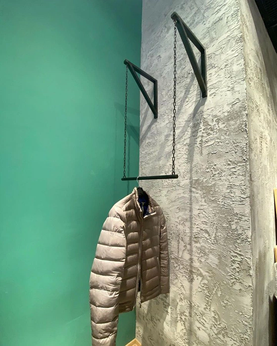 RAL 6000 на зелёной акцентной стене