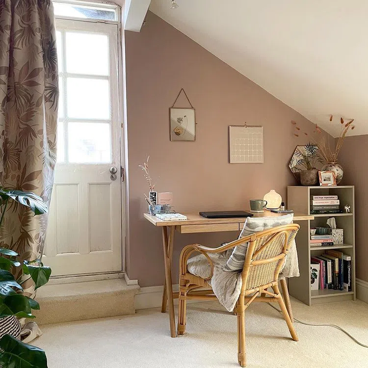 Рабочий кабинет с розовыми стенами Light Peachblossom