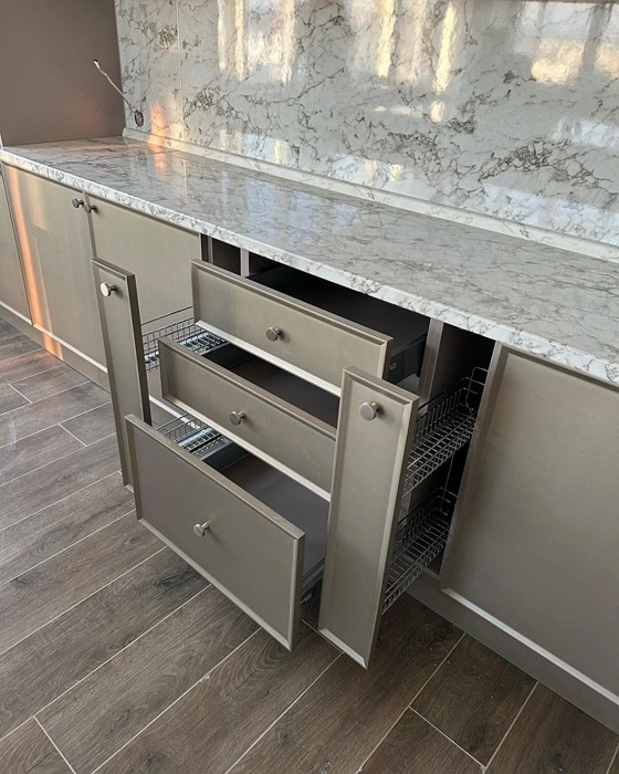 RAL Classic 1035 на фасадах кухни