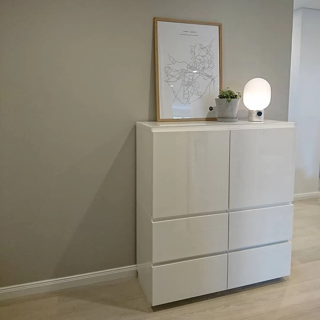 Tikkurila H487 Пемза с белым комодом