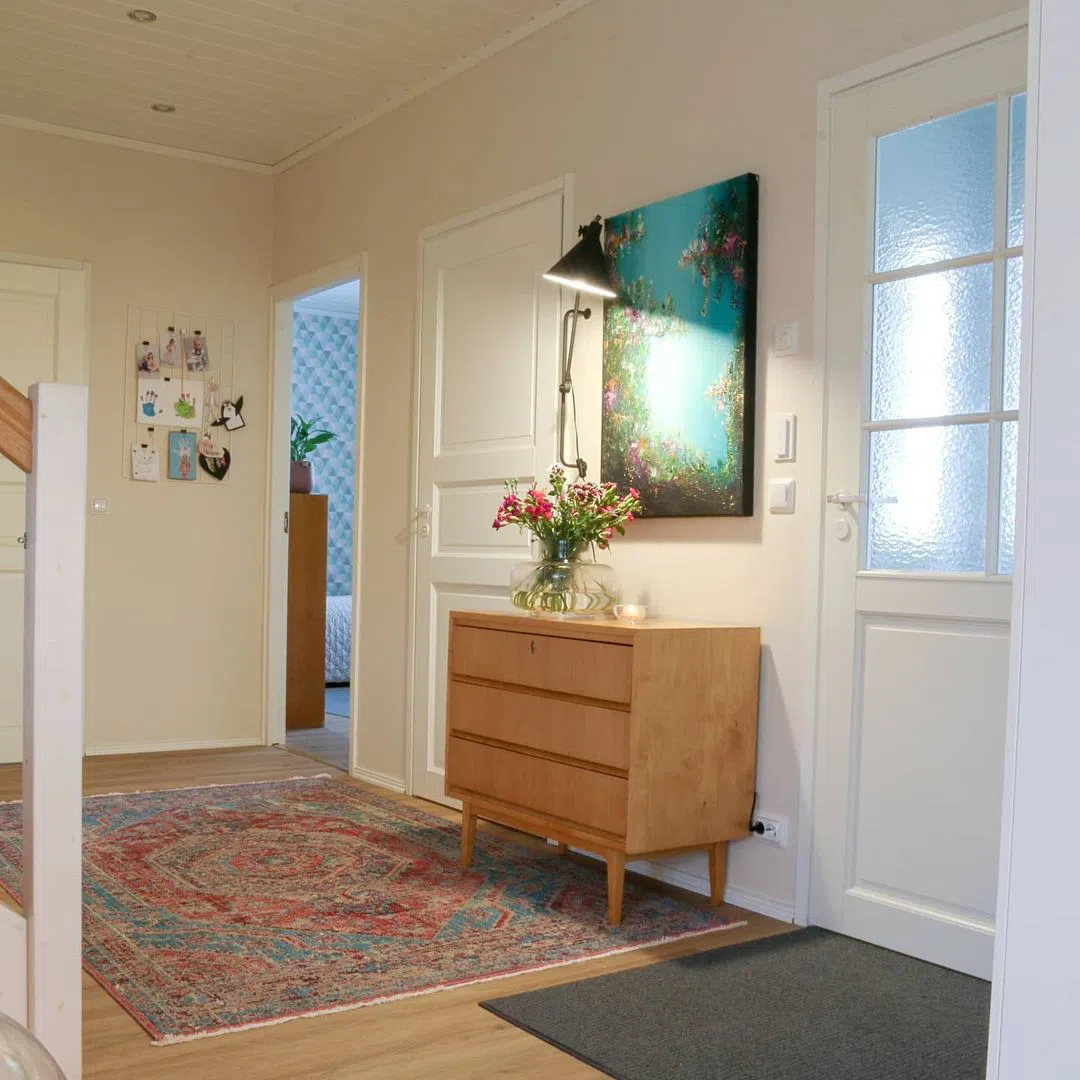 Светлый бежевый оттенок краски для стен Tikkurila Пергамент