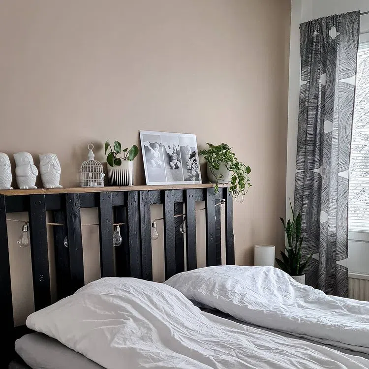 Кровать из поддонов и розовыми стенами X463 Песчаник