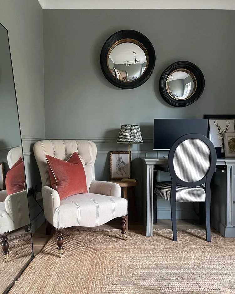 Тёмный зеленый интерьер с краской Farrow and Ball Pigeon