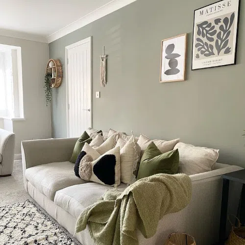 Гостиная с серо-зелеными стенами Farrow and Ball Pigeon