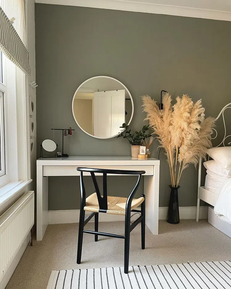 Спокойный зеленый оттенок стен Pigeon